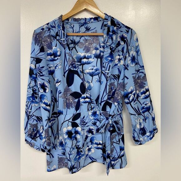 KARL LAGERFELD PARIS Floral-Print Wrap Blouse. Size L/XL - Picture 2 of 9